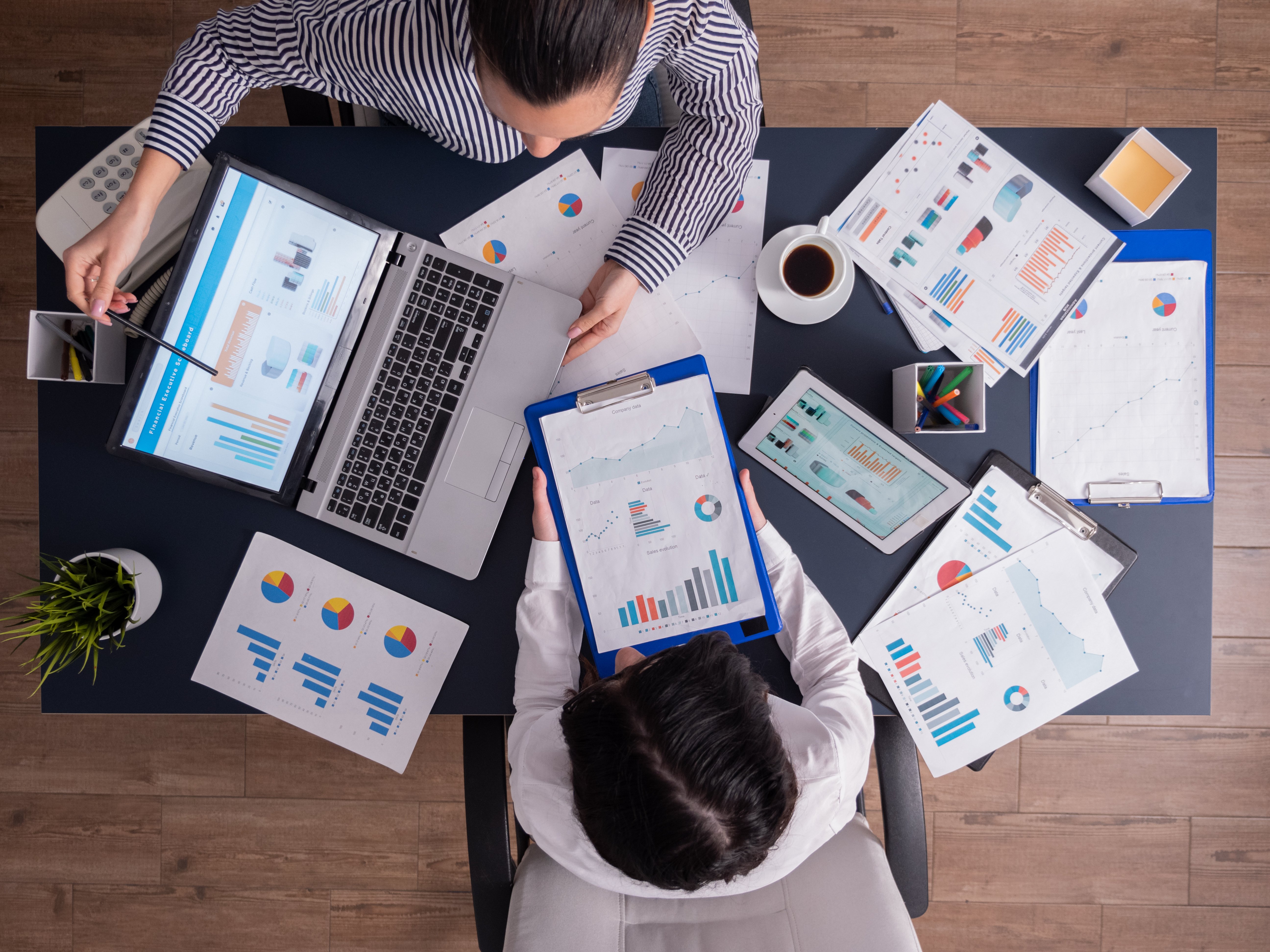 top-viewtop-view-manager-employee-doing-teamwork-business-office-looking-charts-laptop-display-1